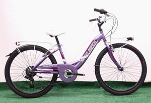 Bici per bambine con ruota 24" con cambio 6 velocità. Dotata di portacestino, portapacchi, parafanghi. Luci a batteria e freni V-brake