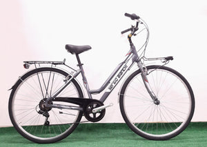 City bike da donna in alluminio, leggera e sicura per spostarsi in città