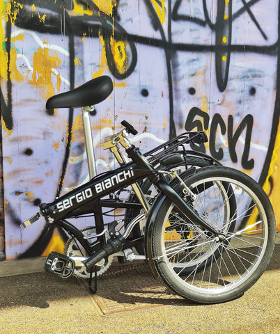 Bicicletta pieghevole elegante e compatta, idea regalo di Natale perfetta per chi ama muoversi in città, regalo di Natale originale e pratico.