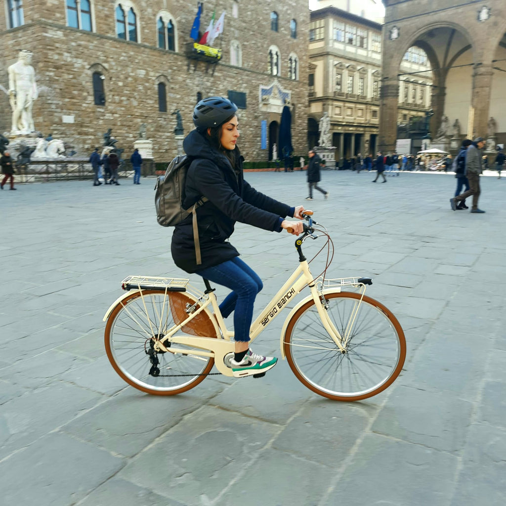 La bicicletta contro il caro benzina. La bici è il mezzo ideale per gli spostamenti casa-lavoro e casa-scuola.