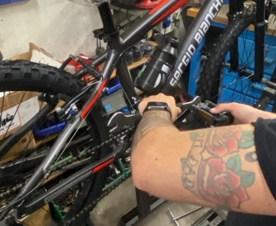 Come si montano i pedali sulla bicicletta