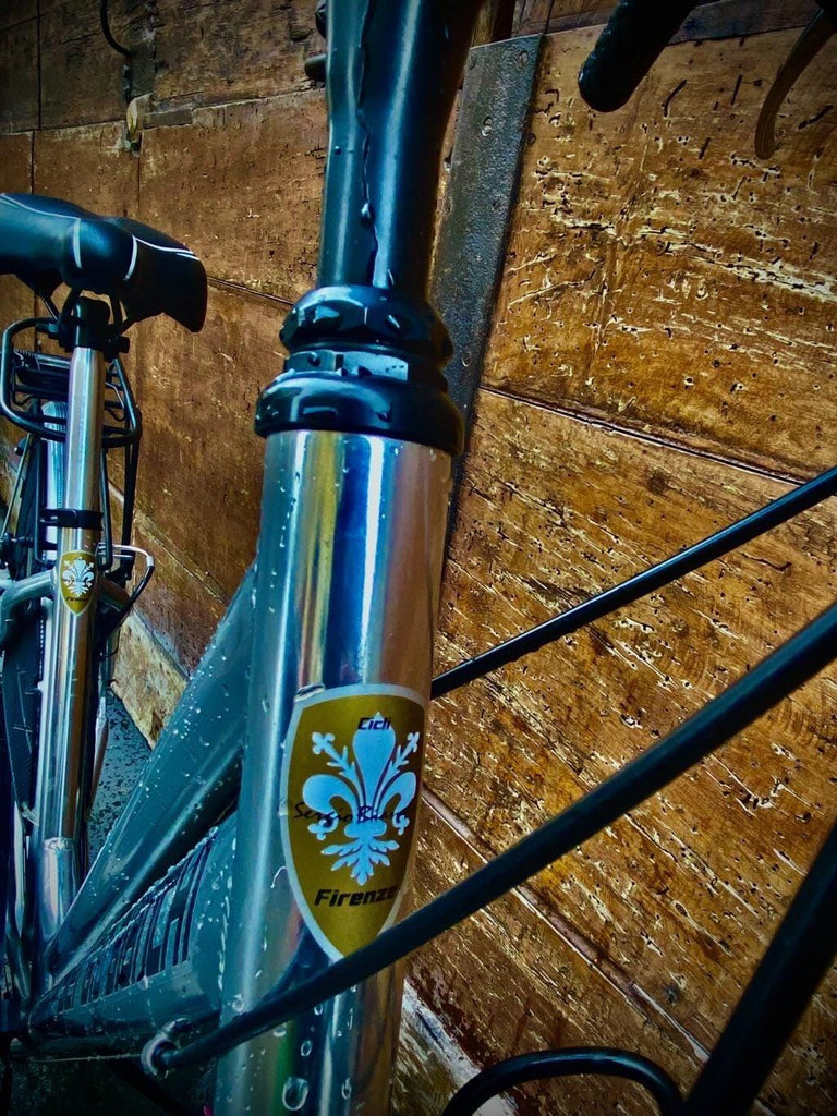 in bici sotto la pioggia 