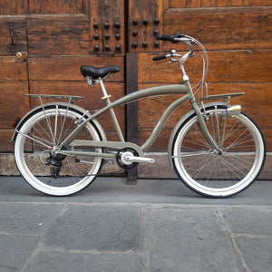 Bicicletta cruiser in alluminio con ruote larghe e cambio 7 velocità