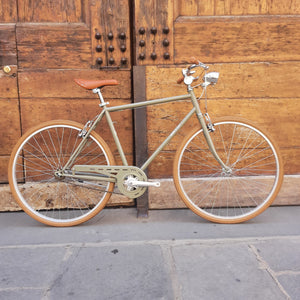 Bicicletta vintage con manubrio condorino e  doppio faro a led