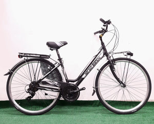 City bike leggera in alluminio da donna dotata di 21 velocità, ideale nei percorsi urbani o sentieri sterrati. Dotata di ogni comfort
