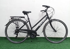 Bicicletta idrida da donna leggera con telaio in alluminio e cambio shimano 21 velocità. 