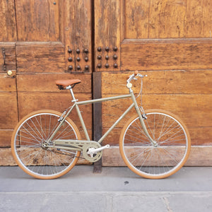 Bicicletta sportiva con estetica vintage. Ideale per non passare inosservati nelle strade di città.