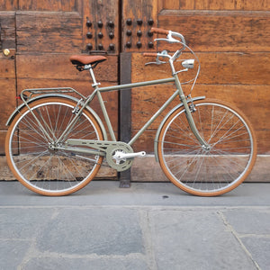 Bici retrò da uomo in stile classico con dettagli vintage. Bicicletta comoda ed elegante per spostamenti in città.